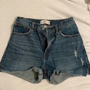 Curved love Abercrombie 27/4 Jean shorts